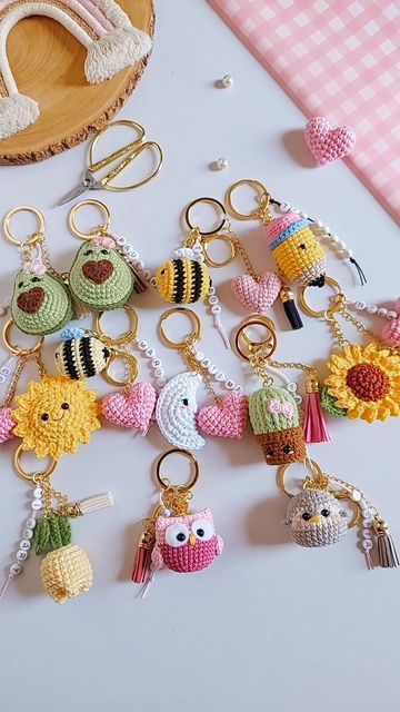 فن النسيج, Small Crochet Gifts, Crochet Keychains, Crochet Disney, Crochet Jewelry Patterns, Crochet Keychain Pattern, Pola Amigurumi, Crochet Hair Accessories, Crochet Wedding