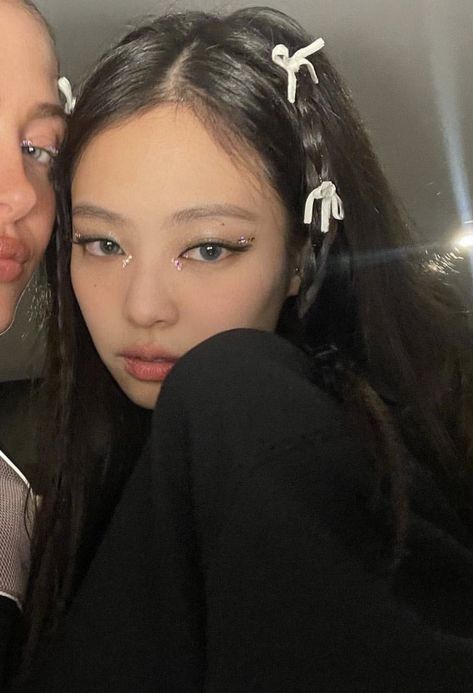 Kim Makeup, Gem Makeup, Kim Hair, Coachella Makeup, Jennie Coachella, Concert Makeup, Concert Hairstyles, Pink Day, Pink Tour