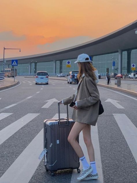 Aesthetic & Trendy Airport Outfits Inspo Travel Girl Aesthetic Airport, Airport Outfit Summer Aesthetic, Airport Pose, Airport Aesthetic Outfit, Aesthetic Airport Pictures, Airport Poses, Airport Outfits For Women, Airport Outfit Korean, Airport Photoshoot