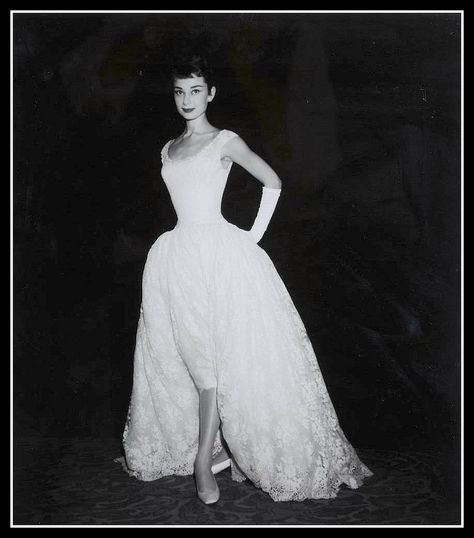 Audrey Hepburn photographed by Henri Elwing during a fashion show held at Gerzon (a female department store in the famous Kalverstraat street), in Amsterdam (Netherlands), on November 02, 1954. | by skorver1 Audrey Hepburn Photos, Audrey Hepburn Style, Hepburn Style, Hollywood Glamour, Audrey Hepburn, Fashion Classy, Style Icon, Givenchy, Ulzzang