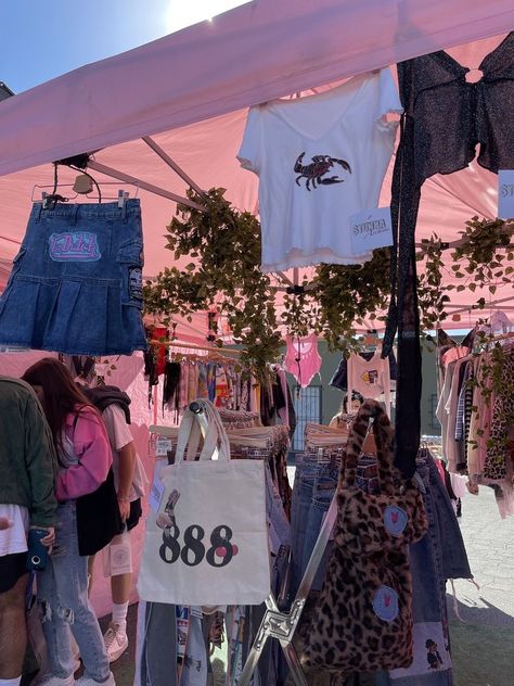 Aesthetic Set Up For Selling Clothes Online, Flea Market Clothes Display, Flea Market Fashion, Flea Market Set Up Ideas Display, Fill A Bag Sale, Flea Market Clothing Booth Ideas, Flee Market Stall Ideas, Flea Market Aesthetic Outfit, Selling Clothes Aesthetic