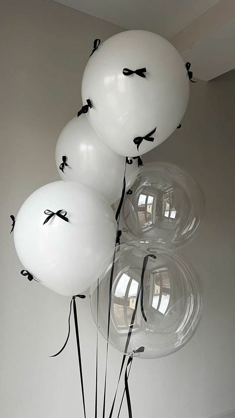 Clear Balloon Decorations Party Ideas, Birthday Pics Photoshoot, 19 Birthday Decorations Party Ideas, Channel Party Decorations, Black White Balloon Decorations, Black White Cake Design, Birthday Party Ideas Black And White, 18th Birthday Room Decorations, Black Coquette Party Theme