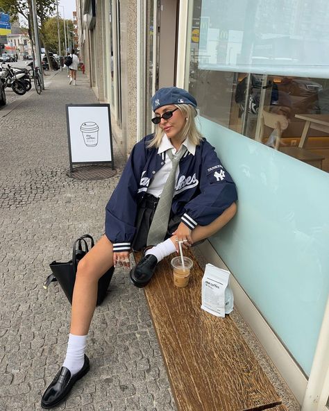 SOFIA COELHO ˙ᵕ˙ | Something about foggy days 🤍 | Instagram Kangol Cap Outfit, Kangol Beret Outfit, Snapback Outfit Women, Kangol Hats Women Outfit, Ny Cap Outfit, Snapback Outfit, Kangol Caps, Beret Outfit, Sofia Coelho