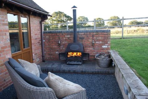 another platform idea, bricks covering concrete/cinder blocks Outdoor Log Burner, Container Glamping, Best Wood Burning Stove, Franklin Stove, Outdoor Wood Burner, Barbecue Portable, Outdoor Wood Burning Fireplace, Wood Burners, Small Outdoor Patios