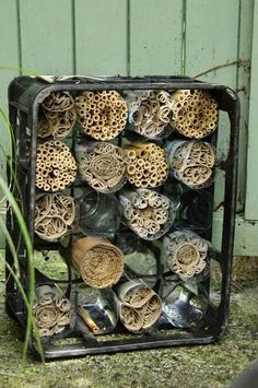 50 Ideas Para Construir tu propio Hotel De Insectos Casero - Ideas Verdes Bug Hotels For Kids, Bug Houses, Bee Hotels, Bug Hotels, Mason Bee House, Bee Home, Bee Houses, Bee Hotel, Bug Hotel