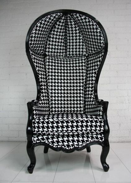 This #houndstooth chair is so beyond! Loving everything about it. Unusual Chairs, Wooden Beach Chairs, Balloon Chair, Eclectic Chairs, Kursi Cafe, Statement Chairs, Sofa Frame, Restaurant Chairs, Wing Chair