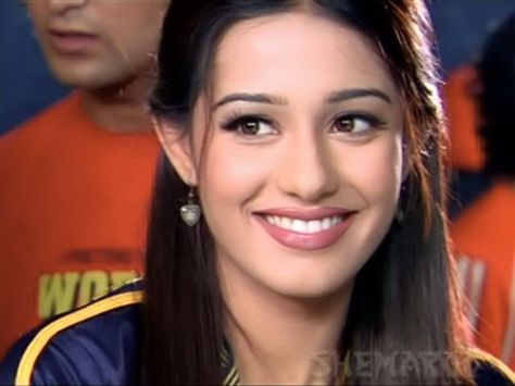 Amrita Rao 90s, Amrita Rao Main Hoon Na, Desi Y2k, Amrita Rao, South Asian Aesthetic, Bollywood Aesthetic, 90s Bollywood Aesthetic, Movie Makeup, Retro Bollywood