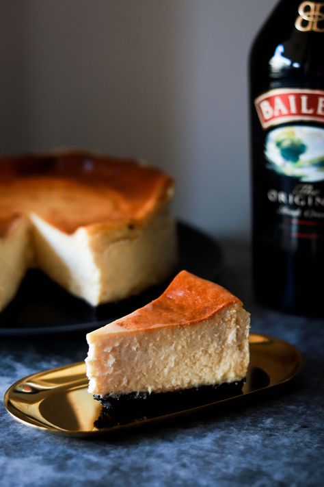 Baked Baileys Cheesecake with Oreo Crust Cheesecake With Oreo Crust, Oreo Crust Cheesecake, Chocolate Mousse Cups, Baileys Cheesecake, Best Cheesecake, Oreo Crust, Easy Cheesecake Recipes, Easy Cheesecake, Carrot Cake Recipe