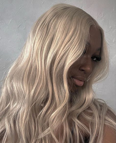 Blonde Hair Dark Roots, Hair Dark Roots, Blonde Inspiration, Dark Skin Blonde Hair, Bombshell Blonde, Wig Frontal, Yellow Hair Color, Dark Roots Blonde Hair, Birthday Hair