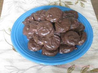 Hockey Puck Cookies:  Peanut Butter in between 2 Ritz crackers and covered in Chocolate. Hockey Pucks Cookies, Xmas Gift Baskets, Christmas Finger Foods, Butter Crackers, Cookie Swap, Xmas Cookies, Ritz Crackers, Hockey Puck, How Sweet Eats