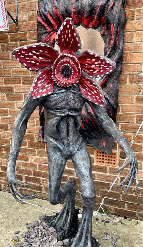 Diy Demogorgon Decoration, Diy Demogorgon, Demogorgon Costume, Stranger Things Halloween Party, Stranger Things Demogorgon, Demogorgon Stranger Things, Stranger Things Halloween, Diy Halloween Costumes Easy, Eleven Stranger Things