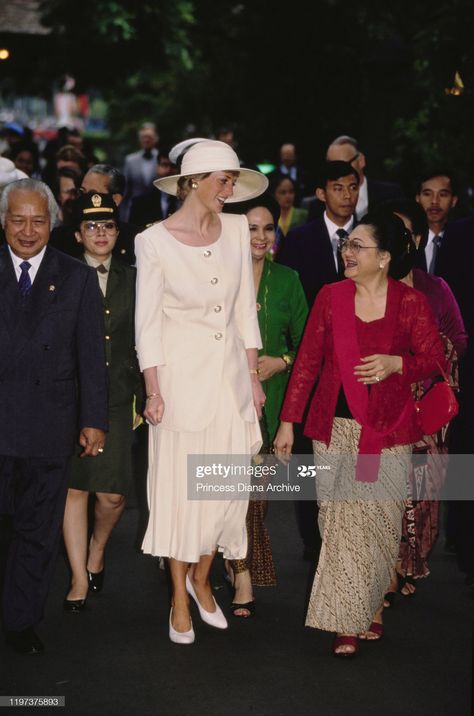 News Photo : Diana, Princess of Wales during a visit to the... Putri Diana, Catherine Walker, Diana Princess Of Wales, Prince William And Harry, Princes Diana, Diana Princess, Lady Diana Spencer, Diana Spencer, Princesa Diana