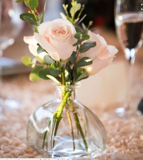 Simple Bud Vase Centerpiece, Rosette Tablecloth, Bud Vase Centerpiece, Small Centerpieces, Rose Centerpieces, Wedding Floral Centerpieces, Mod Wedding, Wedding Table Settings, Deco Floral