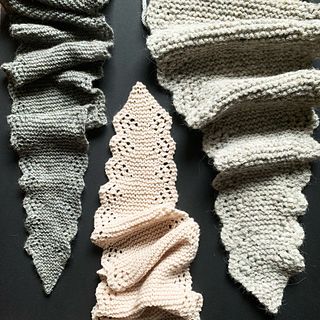 Scarfette Knitting Pattern, Knitting Scarfs, Knitted Scarves, Crochet Christmas Decorations, Small Scarf, Yarn Sizes, Yarn Projects, Garter Stitch, Diy Knitting