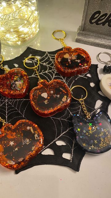 Resin Crafts Halloween, Halloween Resin Ideas, Halloween Resin Crafts, Handmade Resin Jewelry For Halloween, Halloween Resin Keychain, Halloween Resin Earrings, Halloween Resin, Resin Shakers, Eco Resin