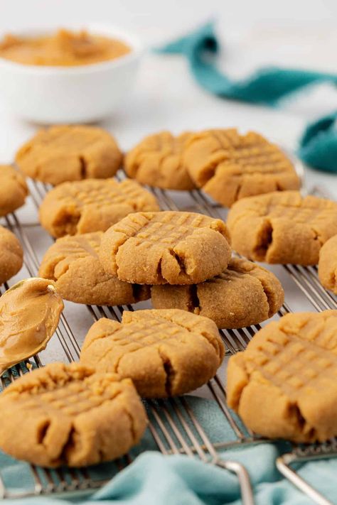 Get ready to run to your kitchen, because these 3 ingredient peanut butter cookies are almost too good to be true! What if I told you that you could have the best peanut butter cookies with only 3 ingredients that you probably have right now, and you can have them in just 15 minutes? Read on, because your peanut butter lovers dreams just came true! Cookie Exchange Recipes Easy, Three Ingredient Peanut Butter Cookies, The Best Peanut Butter Cookies, Three Ingredient Cookies, 3 Ingredient Peanut Butter Cookies, Peanut Butter Dessert Recipes, Soft Peanut Butter Cookies, Flourless Peanut Butter Cookies, 3 Ingredient Cookies