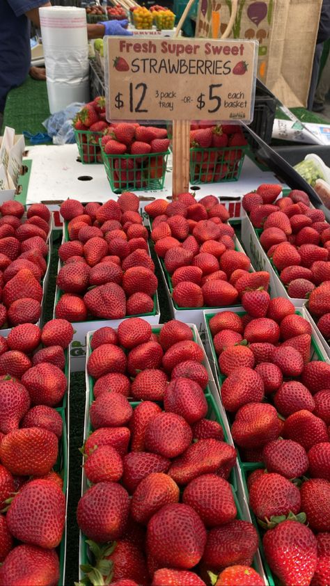 Types Of Strawberries, Fruit Platter Designs, Basket Tray, Fruit Platter, Super Sweet, Food Obsession, Farmers Market, Fruit