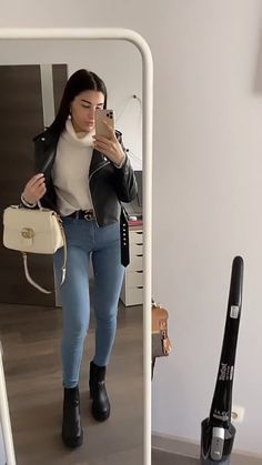 Outfits Con Botines Y Jeans, Heal Blisters, How To Heal Blisters, Outfits Juvenil, Outfit Botas, Outfits Con Jeans, Mode Zara, Classy Winter Outfits, Winter Fashion Outfits Casual