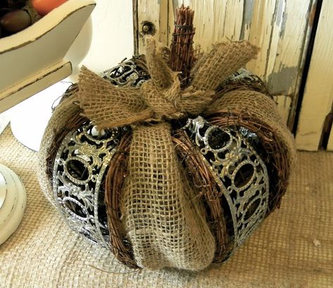 Burlap Pumpkins, Burlap Projects, Metal Pumpkins, Diy Burlap, Paint Diy, Fall Deco, Burlap Crafts, Autumn Decorating, Fabric Pumpkins