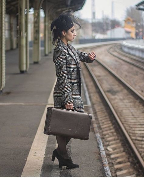 Trainstation Photoshoot, Train Track Poses, Railroad Photoshoot, Vintage Photoshoot, Creative Photoshoot Ideas, Train Photography, Photography Prints Art, Portrait Poses, Photoshoot Inspiration