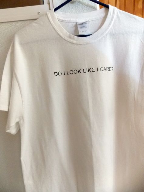 T Shirt Quotes Aesthetic, T-shirt Aesthetic, Writing On Shirt, Aesthetic Tshirt, Tumblr T Shirt, Haine Diy, Aesthetic T Shirts, Kleidung Diy, Aesthetic Shirts