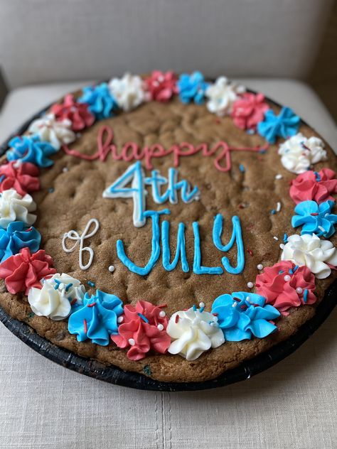 Cookie Cake 4th Of July, Red White And Blue Cookie Cake, Fourth Of July Cake Decorating Ideas, 4th Of July Cookie Cake Designs, Fourth Of July Cookie Cake, Patriotic Cakes, Patriotic Display, Holiday Cake Decorating, Message Cookies