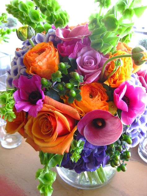 Rose Arrangements, Colored Flowers, Beautiful Flower Arrangements, Deco Floral, Rainbow Flowers, Beautiful Bouquet, Beautiful Blooms, Love Flowers, Flower Shop