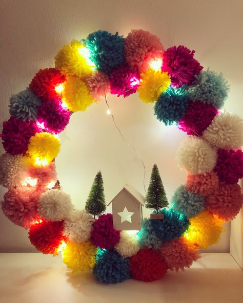 Pom Wreath, Pom Crafts, Pom Pom Wreath, Pom Pom Crafts, Xmas Wreaths, Craft Classes, Upcycled Crafts, Christmas Ideas, Crochet Earrings