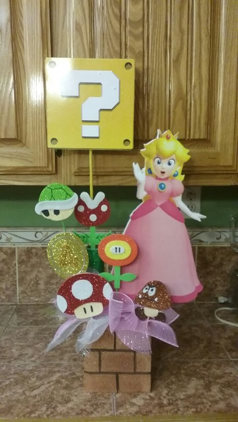 Centro de mesa  Princesa Peach Princess Peach Birthday Party Diy, Princess Peach Centerpiece Ideas, Paper Mario Princess Peach, Princess Peach Table Decor, Princes Peach Birthday Theme, Super Mario And Princess Peach Party, Peaches Mario Bros Birthday Theme, Princess Peach Birthday Centerpieces, Princess Peach Centerpiece