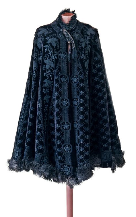 Can you imagine wearing this? SO GORGEOUS. Ostrich feather Victorian cape. Victorian Cape, Embroidered Cape, Historical Dresses, Fantasy Clothing, Fantasy Fashion, Historical Clothing, Character Outfits, Historical Fashion, Fashion History