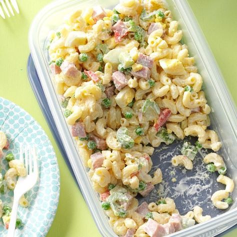 Easy Cold Pasta Salad, Cold Pasta Recipes, Payday Candy, Pasta With Mayonnaise, Easy Macaroni Salad, Cold Pasta Salad Recipes, Best Macaroni Salad, Easy Macaroni, Summertime Recipes