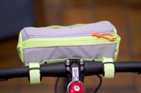 DIY sacoche vélo guidon Bikepacking Bags, Cycling Bag, Kleidung Diy, Bike Bag, Bicycle Accessories, Diy Couture, Sewing For Kids, Decathlon, Diy Bag