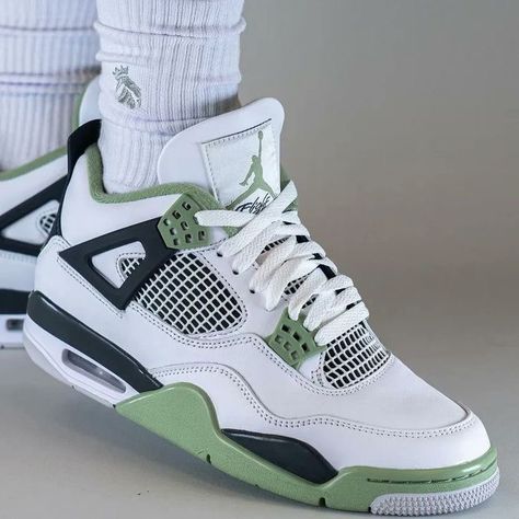 Jordan 4 Seafoam, Pretty Sneakers, Trendy Shoes Sneakers, Nike Shoes Girls, Preppy Shoes, Jordan Shoes Girls, Pretty Shoes Sneakers, Jordan Shoes Retro, All Nike Shoes