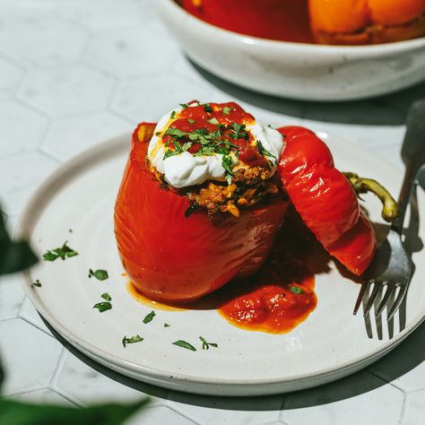 High Protein Stuffed Peppers - Shred Happens High Protein Stuffed Peppers, Protein Stuffed Peppers, Mediterranean Stuffed Peppers, Shred Happens, Low Carb Sushi, Eating Low Carb, Low Carb Chips, Easy Stuffed Peppers, Pasta Alternative