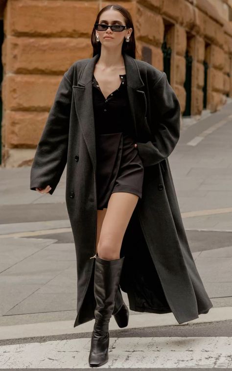 Long Coat And Boots Outfit, Tailored Coat Outfit, Formal Coat Outfit, Winter Outfit Long Coat, Outfits With Grey Coat, Long Black Coat Outfit, Long Jacket Outfit, Wide Leg Jeans Shoes, Long Coats For Women