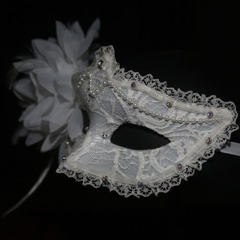 Masquerade Mask Aesthetic, Matching Cosplay, Masquerade Ball Aesthetic, Maskerade Mask, Christmas Party Family, White Masquerade Mask, Prom Mask, Aesthetic Mask, Diy Halloween Masks