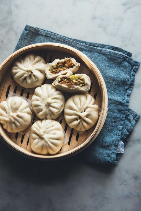 Vegetable Baozi. #winter #rezepte #veggie #herzhaft Potato Loaded, Pork Chinese, Steamed Pork Buns, Pork Bun, Steamed Pork, Mash Potato, Bawang Bombay, Pork Buns, Asian Inspiration