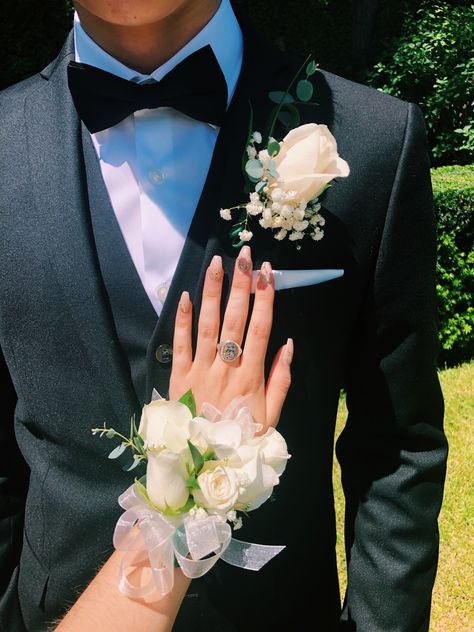 Corsage And Boutonniere Black Dress, White Boutonniere And Corsage Prom, Flowers For Black Dress Prom, Black Prom Dress Corsage, Corsage Prom Black Dress, Black Dress Corsage, Corsage Prom Black, Corsage For Black Dress, Prom Flowers Bouquet Black Dress