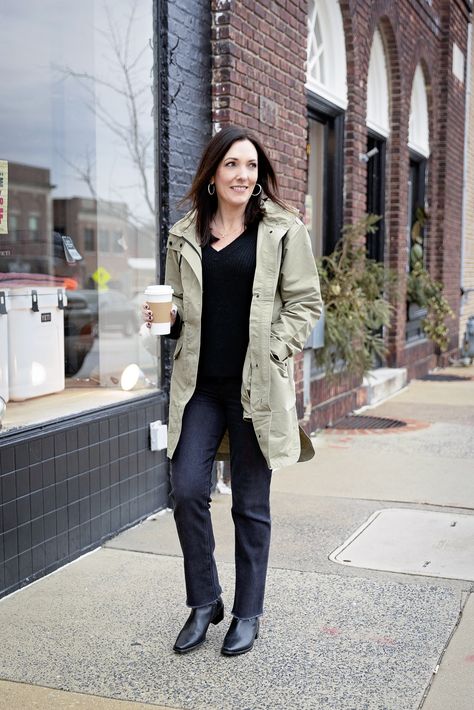 Fashion expert Jo-Lynne Shane is sharing a review of the Everlane Anorak Jacket and how to wear it in this post filled with fashion tips and tricks for women over 40. Steve Madden Chelsea Boots, Coat Guide, Jolynne Shane, Tory Burch Boots, Lime Shrimp, Flattering Outfits, Hacks Clothes, Ankle Length Jeans, Spring Coat