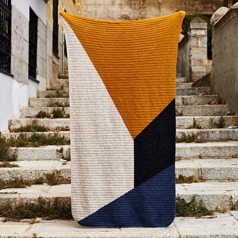 @lehandmade designed this beautiful Kala blanket with Katia Merino Shetland. She knew she wanted to design something geometric and graphic, this is how it turned out! 👏😍 . This design is part of #Makevolution, an exclusive collection made by 16 amazing designers. You can find all 16 patterns on katia.com (link in bio) ��✨ Abstract Crochet, Unique Crochet Blanket, Geometric Blanket, Crochet Throw Blanket, Chunky Blanket, Manta Crochet, Crochet Throw, Quick Crochet, Crochet Flower Patterns