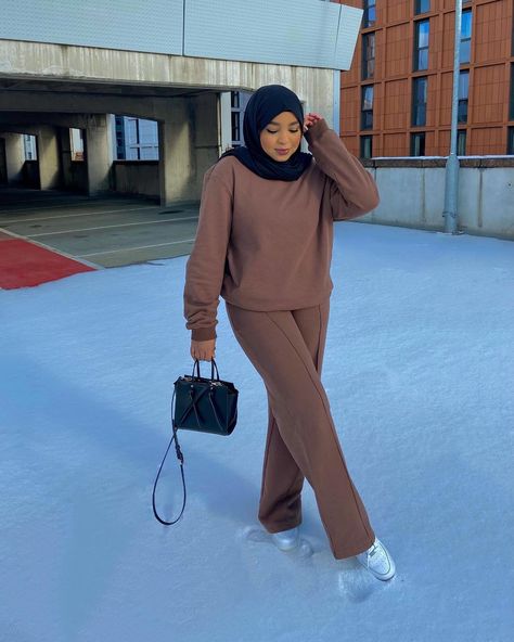 Jogger Outfit Casual, Jogger Outfit, Hijabi Fashion Casual, Joggers Outfit, Hijabi Fashion, Shoe Print, Outfit Casual, School Outfits, Hijab Fashion