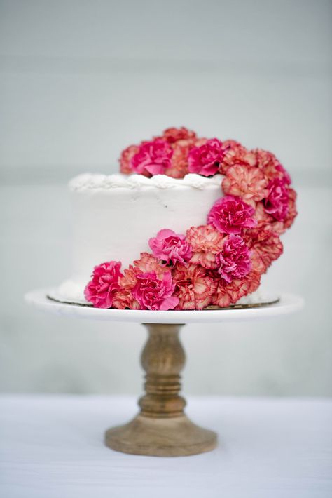 DIY Fresh Floral Cake Topper Diy Floral Cake, Diy Cake Topper Birthday, Diy Birthday Cake, Floral Cake Topper, Plain Cake, Flower Cake Toppers, Toppers Diy, Store Bought Cake, Cake Topper Tutorial