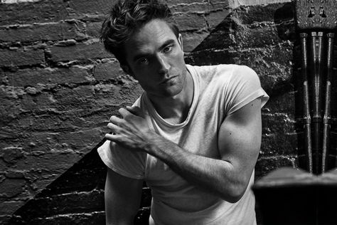 Robert Pattinsons Batman Workout & Diet Plan Batman Workout, Robert Pattinson Dior, Robert Pattinson Twilight, Robert P, Robert Douglas, Workout Diet Plan, Water For Elephants, Rob Pattinson, Matt Reeves