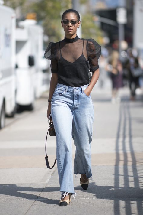 Wear Raggedy Wide-Leg Jeans With a Feminine Slingback Giovanna Battaglia, New York Fashion Week Street Style, Simple Fall Outfits, Anna Dello Russo, Outfit Formulas, Sarah Jessica Parker, Black Women Fashion, Jeans Outfit, Alexa Chung