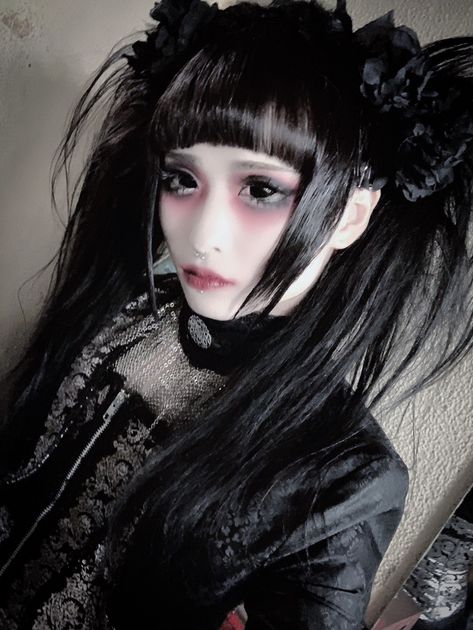 Harajuku Makeup Dark, Vkei Makeup, Harajuku Makeup, Visual Kei Makeup, Dark Gothic Fashion, Gothic Hair, Harajuku Goth, Gothic Hairstyles, Cool Makeup Looks