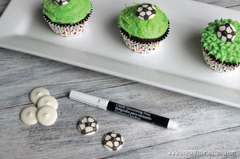 DIY Soccer Cupcakes with Candy Melt Soccer Balls Soccer Cupcake Ideas, Soccer Treats, Cupcakes Decoration Diy, Team Treats, Soccer Cupcakes, Soccer Snacks, Candy Melt, Mix Chocolate, Soccer Cake