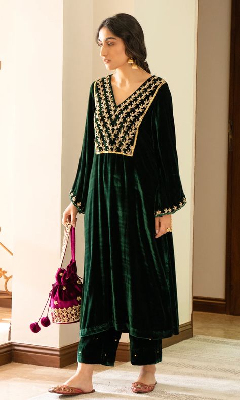 Palazzo Kurta, Velvet Suit Design, Velvet Kurta, Kurta And Palazzo, Zari Embroidery, Pakistani Fashion Casual, Velvet Suit, Velvet Collection, Party Wear Indian Dresses