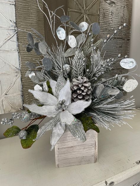 Artificial Christmas Floral Arrangements, Coffee Table Arrangements Ideas, Diy Christmas Flower Arrangements, Christmas Candle Centerpieces, Centerpiece Christmas Decor, Snowflake Centerpieces, Christmas Crafts Sewing, Winter Centerpiece, Christmas Table Decorations Diy