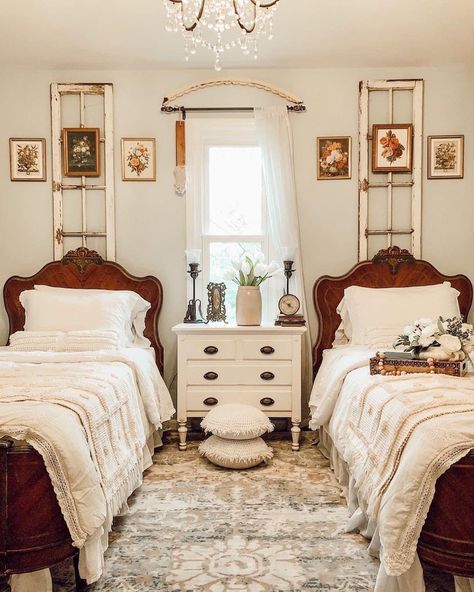 Antique House Decor Bedroom, Twin Beds Guest Room, Two Twin Beds, Guest Bedroom Decor, Twin Beds, Twin Bedroom, Casa Vintage, Cottage Bedroom, Vintage Bedroom