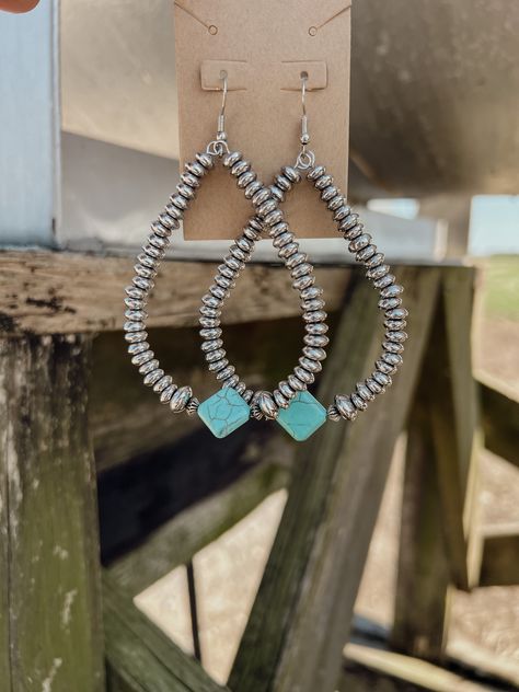 Diy Navajo Jewelry, Western Jewelry Earings, Western Style Earrings, Navajo Pearl Earrings, Navajo Culture, Iconic Beauty, Navajo Pearls, Western Earrings, Turquoise Accents